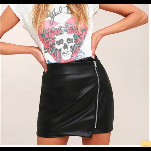 Lulu‘s black vegan leather miniskirt - Picture 1 of 6